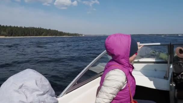 SELIGER, RUSIA - 02 de mayo de 2019. Turista en barco. Catedral de la Epifanía, monasterio de Nilo-Stolobensky o monasterio de Nilov. Lago Seliger, región de Tver . — Vídeo de stock