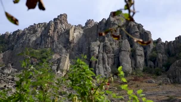 Famoso Vale Fantasma com rochas estranhamente moldadas. Montanhas Demerdji. República da Crimeia — Vídeo de Stock