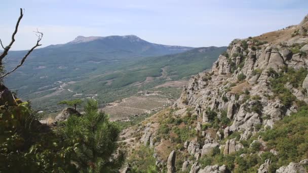 Berühmtes Geistertal mit seltsam geformten Felsen. demerdji-Gebirge. Krim — Stockvideo