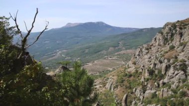 Garip şekilli kayalar ile Ünlü Hayalet Vadisi. Demerdji dağları. Kırım