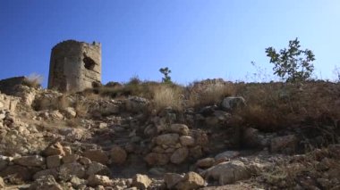 Sivastopol 'un bir banliyösü olan Balaklava bölgesindeki Cembalo Genoese kalesi. Açık mavi gökyüzü arka planında antik mimari simgeler. Kırım, Ukrayna.