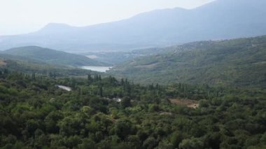 Garip şekilli kayalar ile ünlü Ghost Valley Panorama görünümü. Demerdji dağları. Kırım