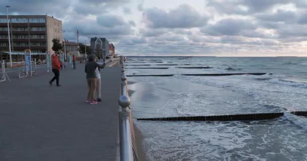 ZELENOGRADSK, RUSSIA 17 luglio 2019. La gente fotografa il tramonto sul Mar Baltico. Via del lungomare . — Video Stock