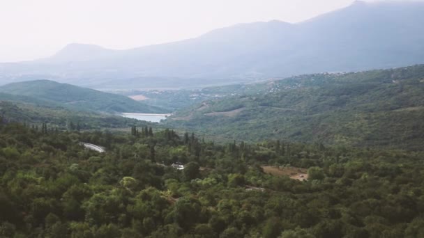 Πανοραμική θέα από την διάσημη κοιλάδα του φαντάσματος με βράχια με παράξενα σχήμα. Τα βουνά ντεδεντάτζι. Κριμαία — Αρχείο Βίντεο