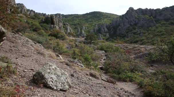 Famoso Vale Fantasma com rochas estranhamente moldadas. Montanhas Demerdji. República da Crimeia — Vídeo de Stock