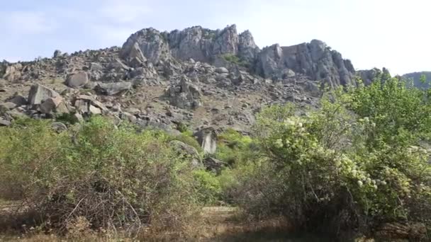 Famoso Valle Fantasma con rocas de forma extraña. Montañas Demerdji. Crimea — Vídeo de stock