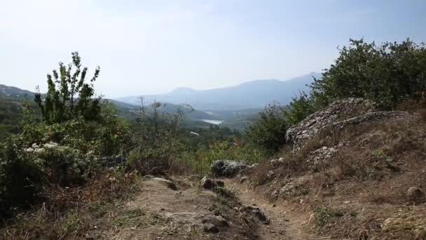 Caminho para o famoso Vale Fantasma com rochas estranhamente moldadas. Montanhas Demerdji. República da Crimeia — Vídeo de Stock