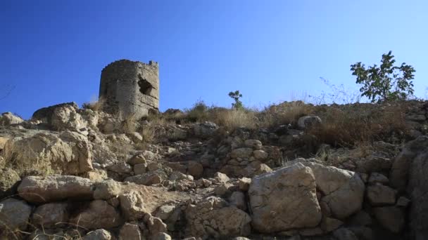 Cembalo genue Twierdza na terytorium Balaklava, przedmieścia Sewastopola. Starożytny architektoniczny punkt orientacyjny na jasnym niebieskim tle nieba. Krym, Rosja. — Wideo stockowe