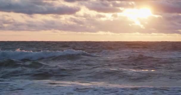 Чудовий захід сонця. Балтійське море. Зеленоградськ, Калінінградська область, Росія. — стокове відео