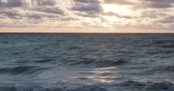 Wunderschönen Sonnenuntergang Hintergrund. Ostsee. zelenogradsk, Kaliningrader Gebiet, Russland. — Stockvideo