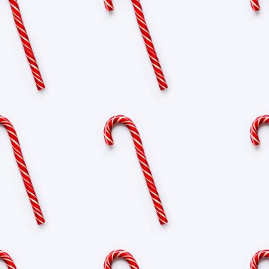 Beyaz arka planda kusursuz bir Noel şekeri kalıbı. Renkli tatil tatlı lolipopu. Tatlı kırmızı ve beyaz çizgili..