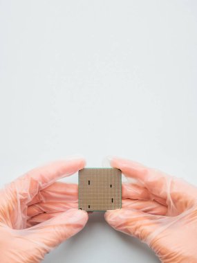 Merkez Bilgisayar İşlemcisi 'ne eldiven takın. Gri arkaplanda işlemci. Kişisel bilgisayarın teknolojik ayrıntıları.