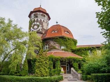Su kulesi ve su ve çamur banyosunun bitişik rotundal binası. Rauschen 'de inşa edildi, şimdi Svetlogorsk, Rusya.