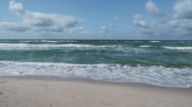 Curonian Spit 'te deniz sörfü. Kumsalda büyük dalgalar. Kaliningrad Oblastı, Rusya.