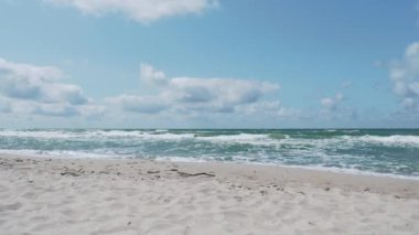 Curonian Spit 'te deniz sörfü. Kumsalda büyük dalgalar. Kaliningrad Oblastı, Rusya.