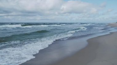 Curonian Spit 'te deniz sörfü. Kumsalda büyük dalgalar. Kaliningrad Oblastı, Rusya.