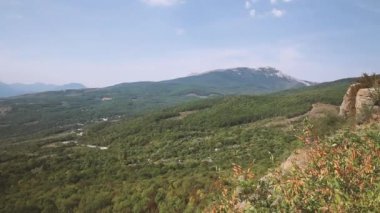Garip şekilli kayalar ile ünlü Ghost Valley Panorama görünümü. Demerdji dağları. Kırım