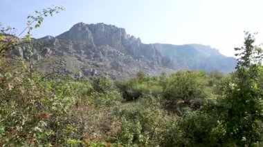 Garip şekilli kayalar ile ünlü Ghost Valley yolu. Demerdji dağları. Kırım