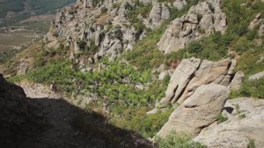 Boğucu şekilli kayalar ile Ünlü Hayalet Vadisi. Demerdji dağları. Kırım