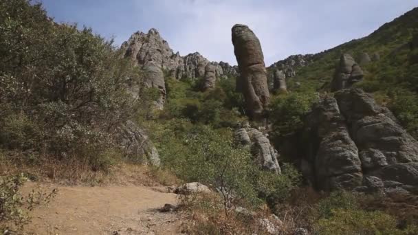 Знаменитая Долина Призраков со странными камнями. Горы Демерджи. Крым — стоковое видео