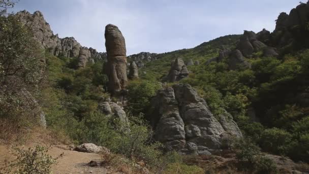 Famoso Vale Fantasma com rochas estranhamente moldadas. Montanhas Demerdji. República da Crimeia — Vídeo de Stock