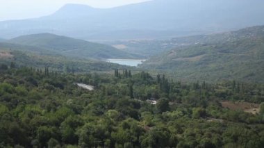 Garip şekilli kayalar ile ünlü Ghost Valley Panorama görünümü. Demerdji dağları. Kırım