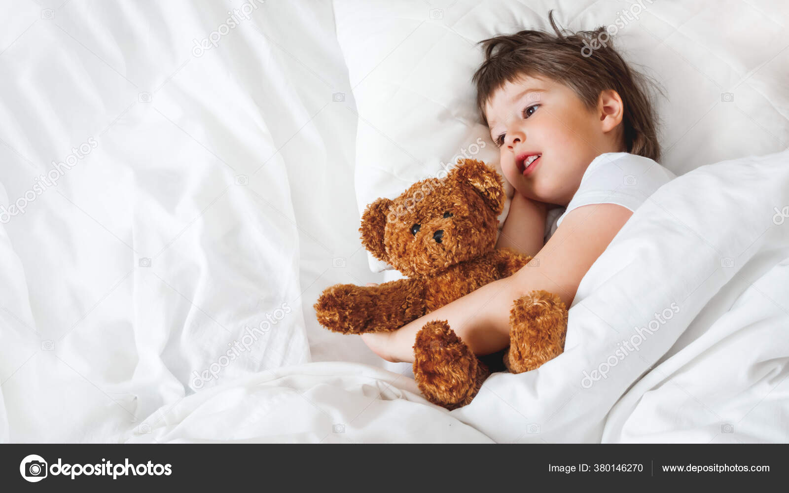Toddler Berbaring Tempat Tidur Dengan Boneka Beruang Lucu Anak