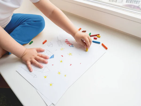 Toddler Sits Windowsill Paints Colorful Fireworks Child Picture 4Th July — Stock Photo, Image