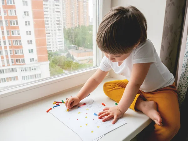 Toddler Sits Windowsill Paints Colorful Fireworks Child Picture 4Th July — Stock Photo, Image