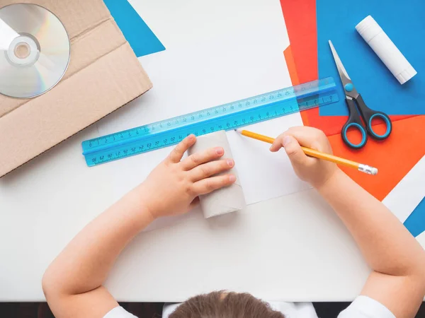 Child Makes Something Out Colored Paper Toilet Paper Core Carton — Stock Photo, Image