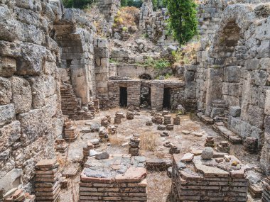 Antik Phaselis şehrinde büyük küvetin kalıntıları. Ünlü mimari simgesi, Kemer bölgesi, Antalya. Türkiye.