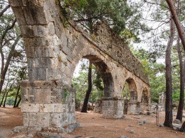 Antik Phaselis şehrinin su kemeri kalıntıları. Ünlü mimari simgesi, Kemer bölgesi, Antalya. Türkiye.