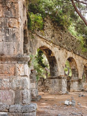 Antik Phaselis şehrinin su kemeri kalıntıları. Ünlü mimari simgesi, Kemer bölgesi, Antalya. Türkiye.