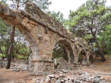 Antik Phaselis şehrinin su kemeri kalıntıları. Ünlü mimari simgesi, Kemer bölgesi, Antalya. Türkiye.
