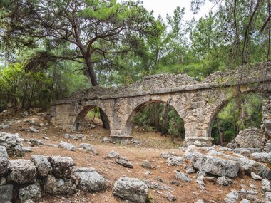 Antik Phaselis şehrinin su kemeri kalıntıları. Ünlü mimari simgesi, Kemer bölgesi, Antalya. Türkiye.