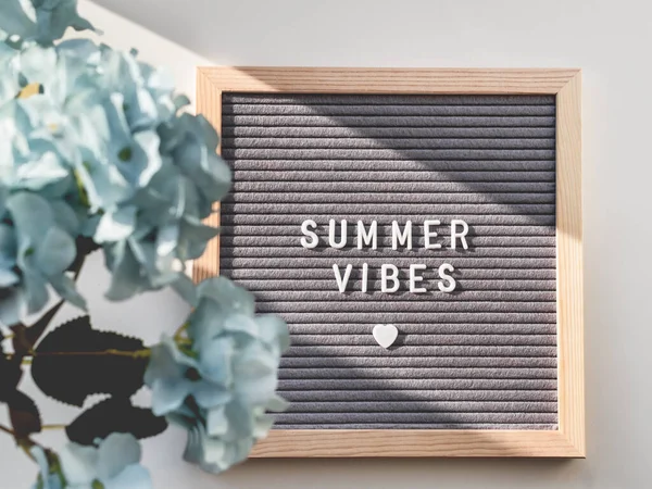 Letter Board Words Summer Vibes Heart Top View Flat Lay — Stock Photo, Image