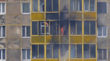 ODINTSOVO, RUSSIA - 25 Nisan 2020. Konut binasında yangın. Alevler balkon penceresinden dışarı fırladı. İtfaiyeciler alevleri yerden söndürür. Yavaş çekim.