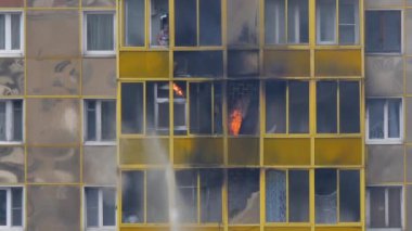 ODINTSOVO, RUSSIA - 25 Nisan 2020. Konut binasında yangın. Alevler balkon penceresinden dışarı fırladı. İtfaiyeciler alevleri yerden söndürür. Yavaş çekim.
