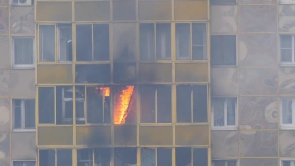 Brand in een woongebouw. De vlammen barstten uit door het balkonraam. Langzame beweging. — Stockvideo