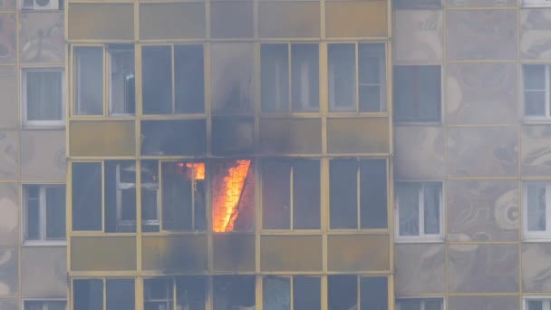 Konut binasında yangın. Alevler balkon penceresinden dışarı fırladı. Yavaş çekim. — Stok video