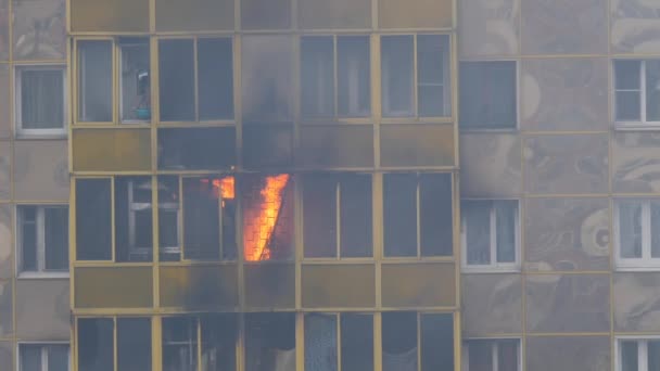 ODINTSOVO, RUSSIA - 25 Nisan 2020. Konut binasında yangın. Alevler balkon penceresinden dışarı fırladı. Kadın söndürmeye çalışıyor, suyla alev alıyor. Yavaş çekim. — Stok video