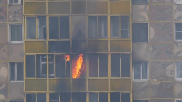住宅大楼失火。火焰从阳台的窗户里喷涌而出.慢动作. — 图库视频影像
