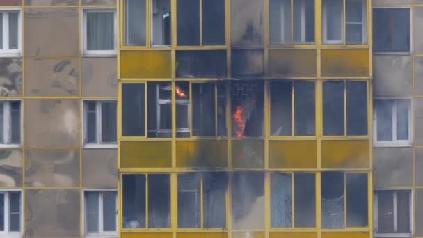 ODINTSOVO, RUSSIA - 25 Nisan 2020. Konut binasında yangın. Alevler balkon penceresinden dışarı fırladı. İtfaiyeciler alevleri yerden söndürür. Yavaş çekim. — Stok video