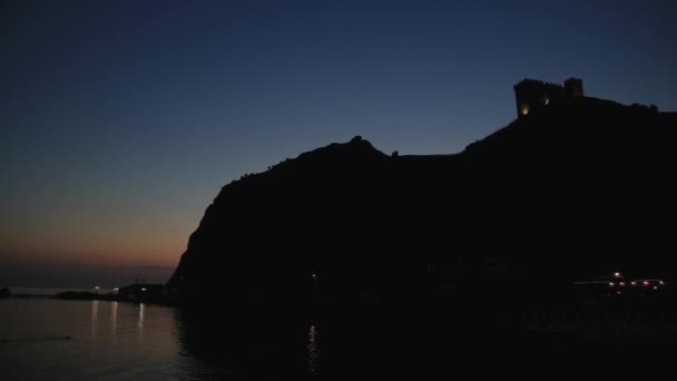 Oude Genuese vesting in Sudak stad. Panorama uitzicht na zonsondergang. Krim. — Stockvideo