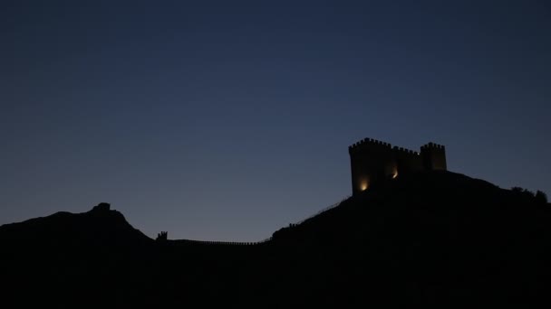 Ancienne forteresse génoise à Sudak. Vue panoramique après le coucher du soleil. Crimée. — Video