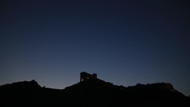 Antigua fortaleza genovesa en Sudak. Vista panorámica después del atardecer. Crimea . — Vídeos de Stock