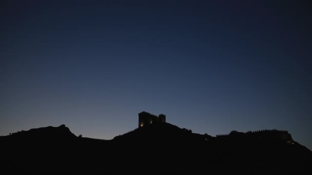 Antike genuesische Festung in Sudak. Panoramablick nach Sonnenuntergang. Krim. — Stockvideo