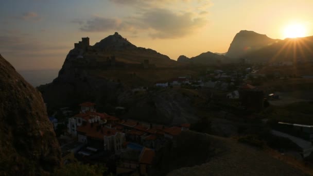 Antike genuesische Festung in Sudak. Panoramablick bei Sonnenuntergang. Krim. — Stockvideo