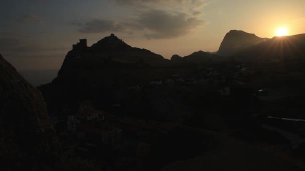 Starożytna twierdza Genua w mieście Sudak. Widok panoramy o zachodzie słońca. Krym. — Wideo stockowe