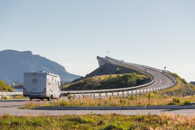 HUSTADVIKA, NORway - 14 Temmuz 2017. Kamp, Storseisundet Köprüsü yakınlarındaki Atlantic Road 'a gidiyor. Norveç 'te seyahat karavanıyla yolculuk.